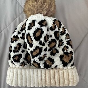 NO BRAND SHOWN size MEDIUM  Leopard Print Pom-Pom Beanie